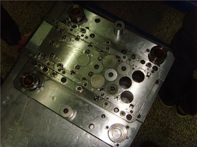 Matrici di stampaggio automobilistiche progressive che regolano l'acciaio inossidabile delle rondelle 317 del distanziatore 2