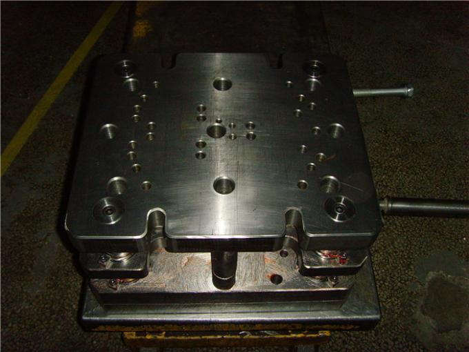 Stampa con matrice di acciaio progressiva di fila automobilistica della guarnizione 3, metallo di precisione che timbra le parti 0
