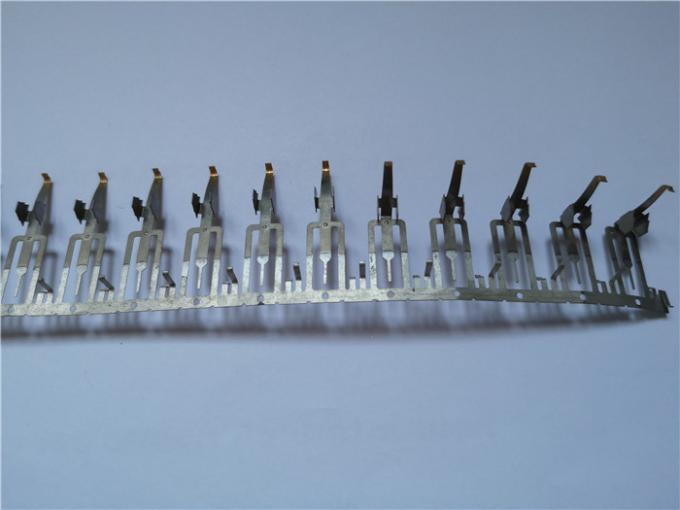 Il metallo di rame bianco del collegamento che timbra le parti, tiranti il conduttore elettronico trascina l'elaborazione della parte 1