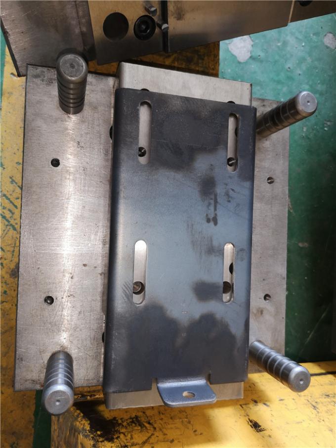 Metallo su ordinazione di precisione che timbra lo zinco galvanizzato spesso di 2mm che placca timbratura del metallo della lamiera di acciaio 3