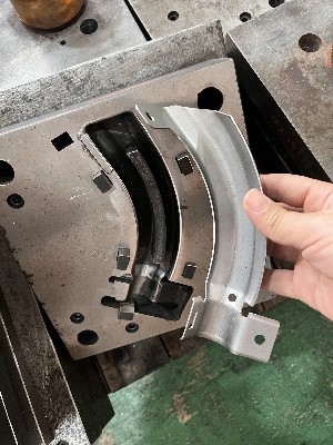 La timbratura automobilistica del metallo di alta qualità si separa il connettore dell'Perforare-automobile di precisione 1