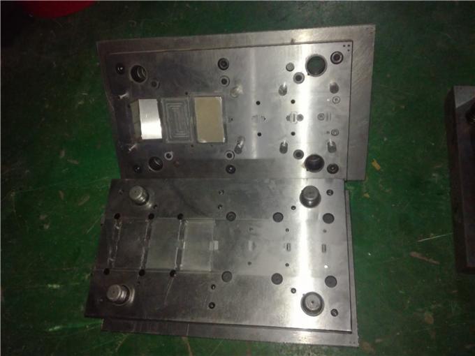 La stampa progressiva del ribattino muore due precisione di alluminio del dissipatore di calore timbrata cavità 0.003mm 0