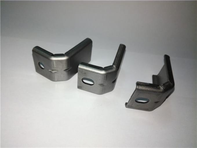 I montaggi che piegano le matrici di stampaggio del metallo hanno personalizzato gli accessori di spessore 2mm 0