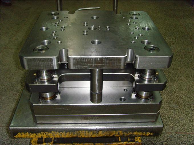 Matrici di stampaggio automobilistiche progressive che regolano l'acciaio inossidabile delle rondelle 317 del distanziatore 0