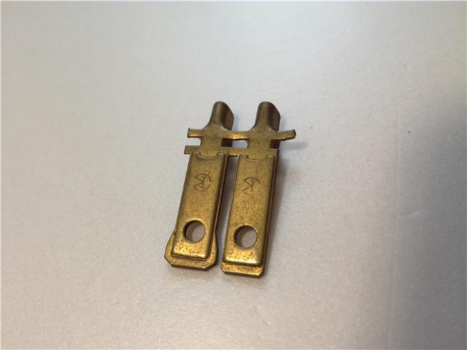 La doppia piegatura che timbra i dadi della stampa del ribattino monta per la batteria rapida del connettore 0